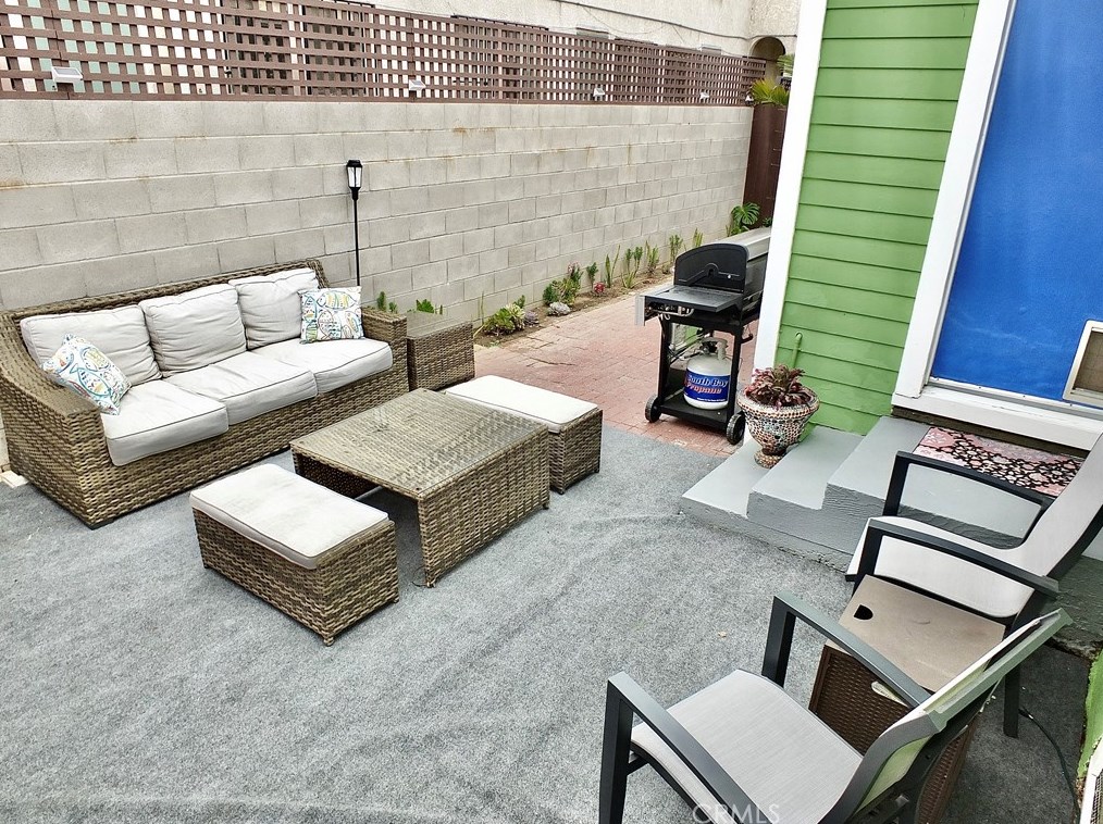 742 Toledo Walk, Long Beach CA  90813-4915 exterior