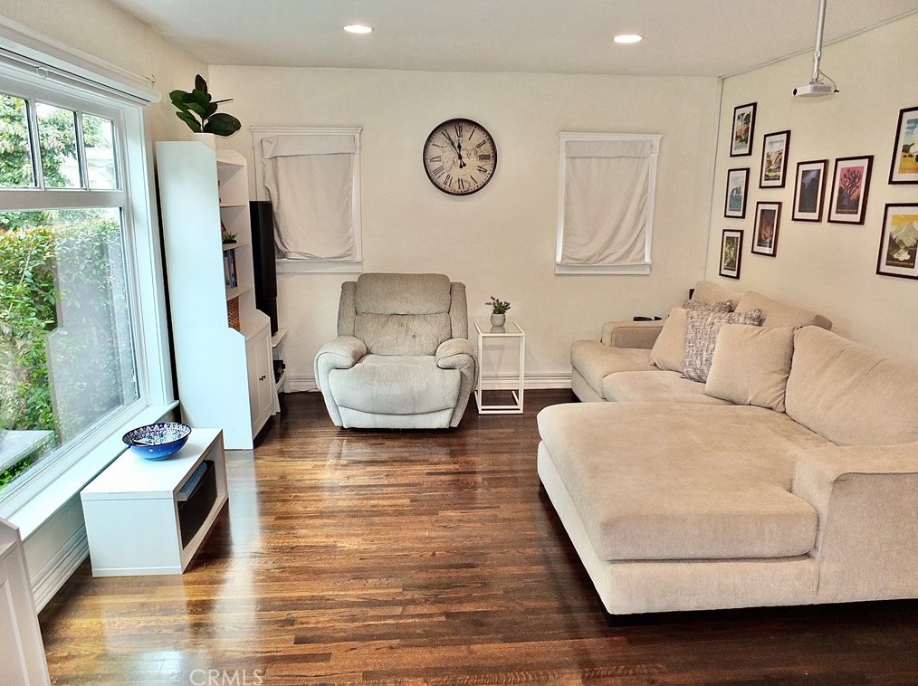 742 Toledo Walk, Long Beach CA  90813-4915 exterior