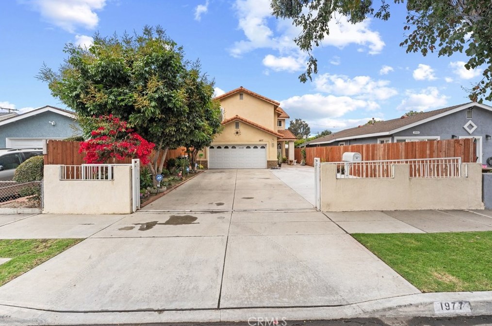 1977 Gale Ave, Long Beach, CA 90810-4133