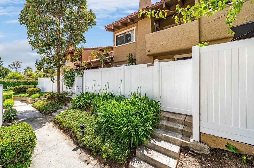 1075 Westward Ln #28, Costa Mesa, CA 92627