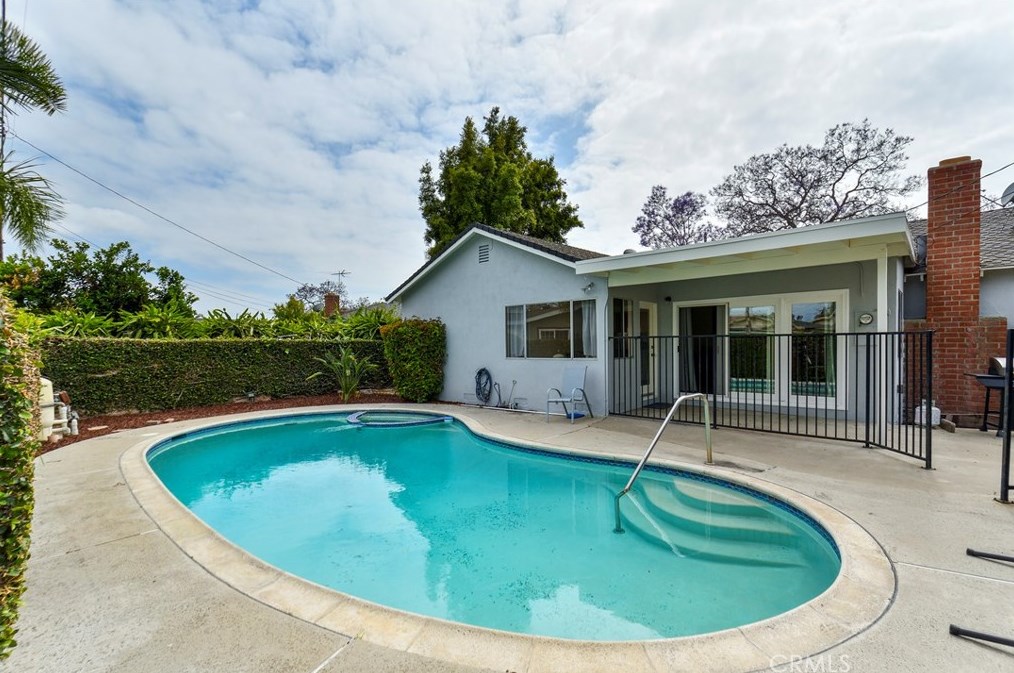 808 Westchester Dr, Anaheim CA 92804-3030 exterior