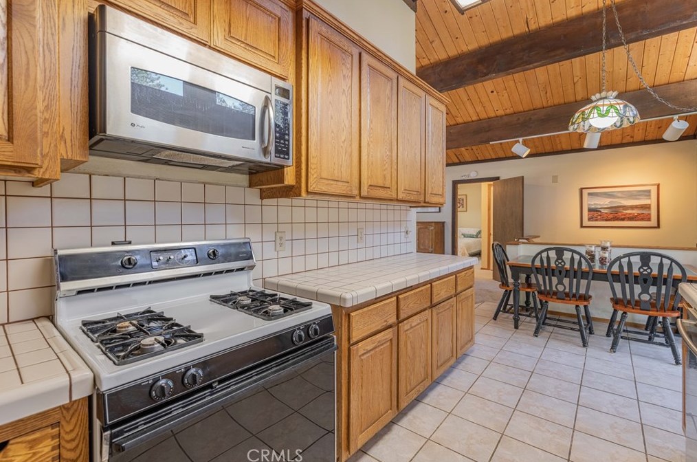 913 Mtn Ln, Big Bear City CA  92314-9110 exterior