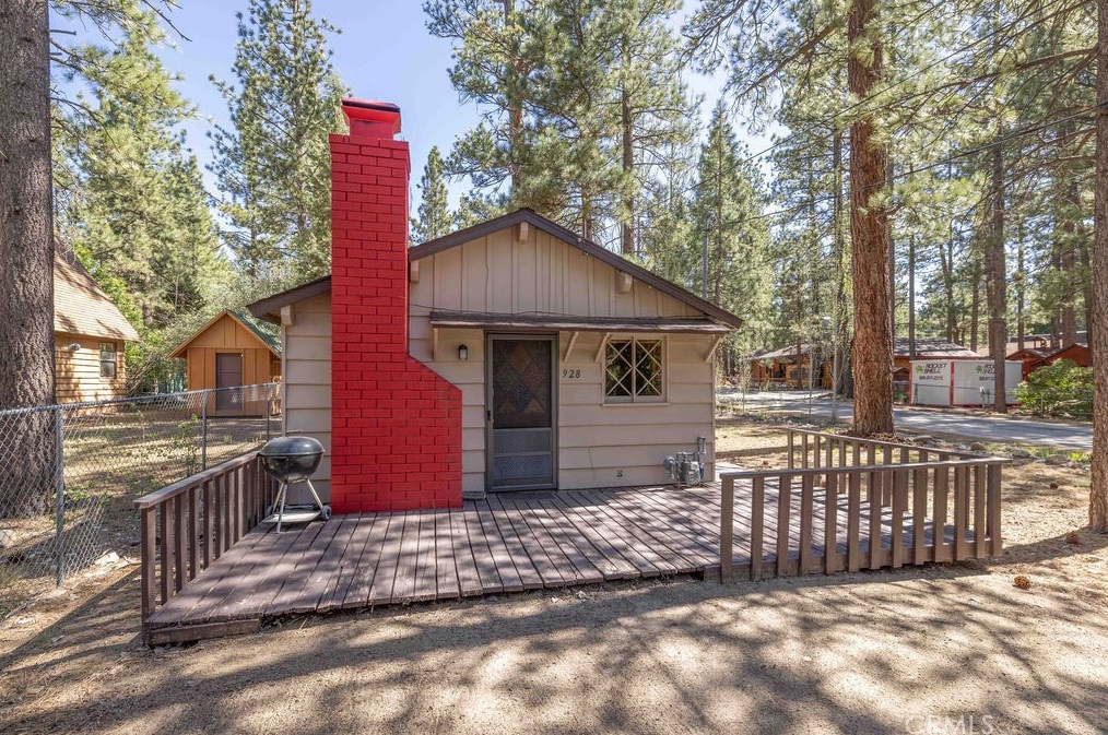 928 W Rainbow Blvd, Big Bear City, CA 92314