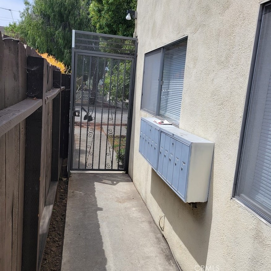 2449 5th St, Long Beach CA  90802-1607 exterior