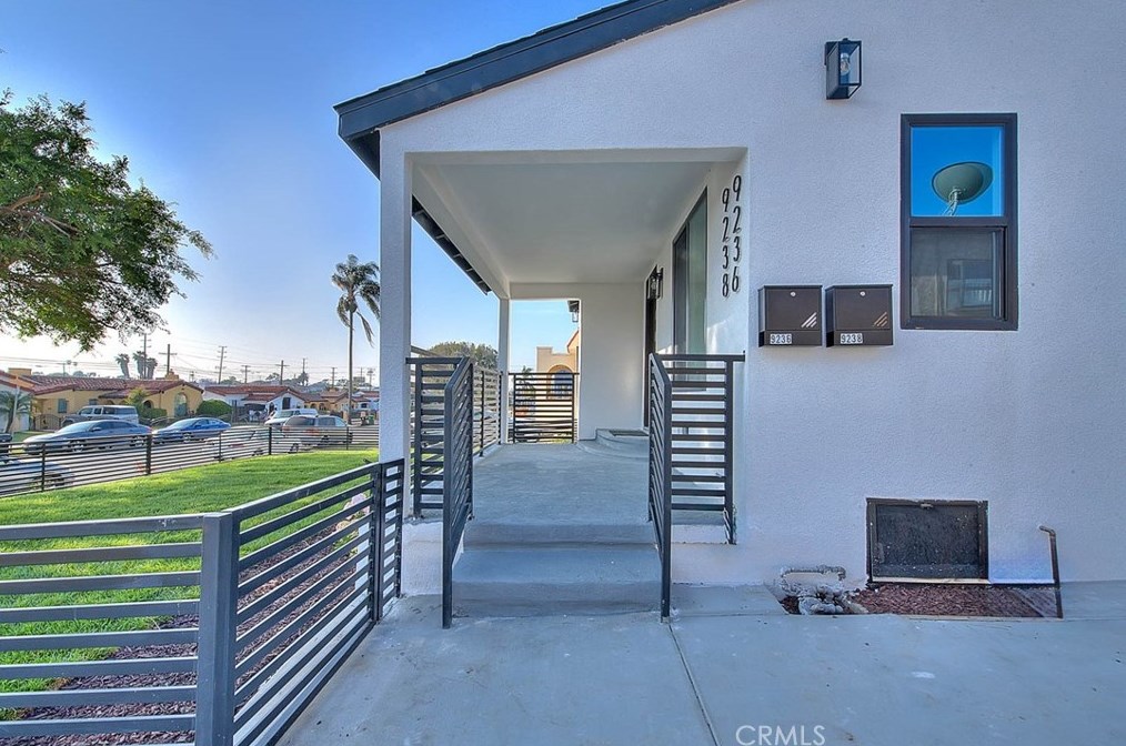 9236 Hobart Blvd, Los Angeles CA  90047-3820 exterior
