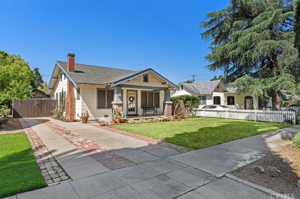 3728 Oakwood Pl, Riverside, CA 92506-1868