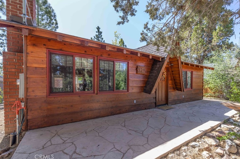 324 Hilltop Ln, Big Bear City, CA 92314