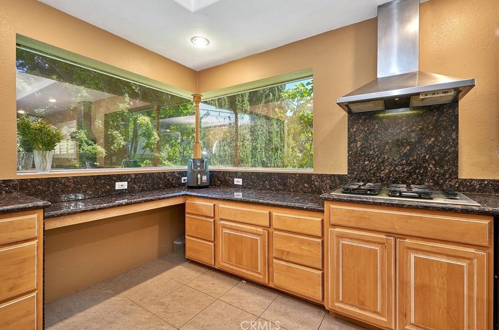 3564 Amesbury Rd, Los Angeles CA  90027-1302 exterior