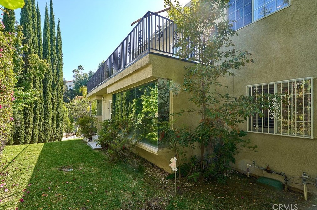3564 Amesbury Rd, Los Angeles CA  90027-1302 exterior