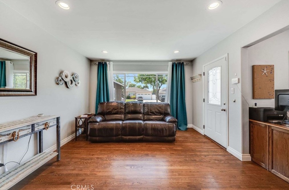 4624 Pixie Ave, Lakewood CA  90712-3620 exterior