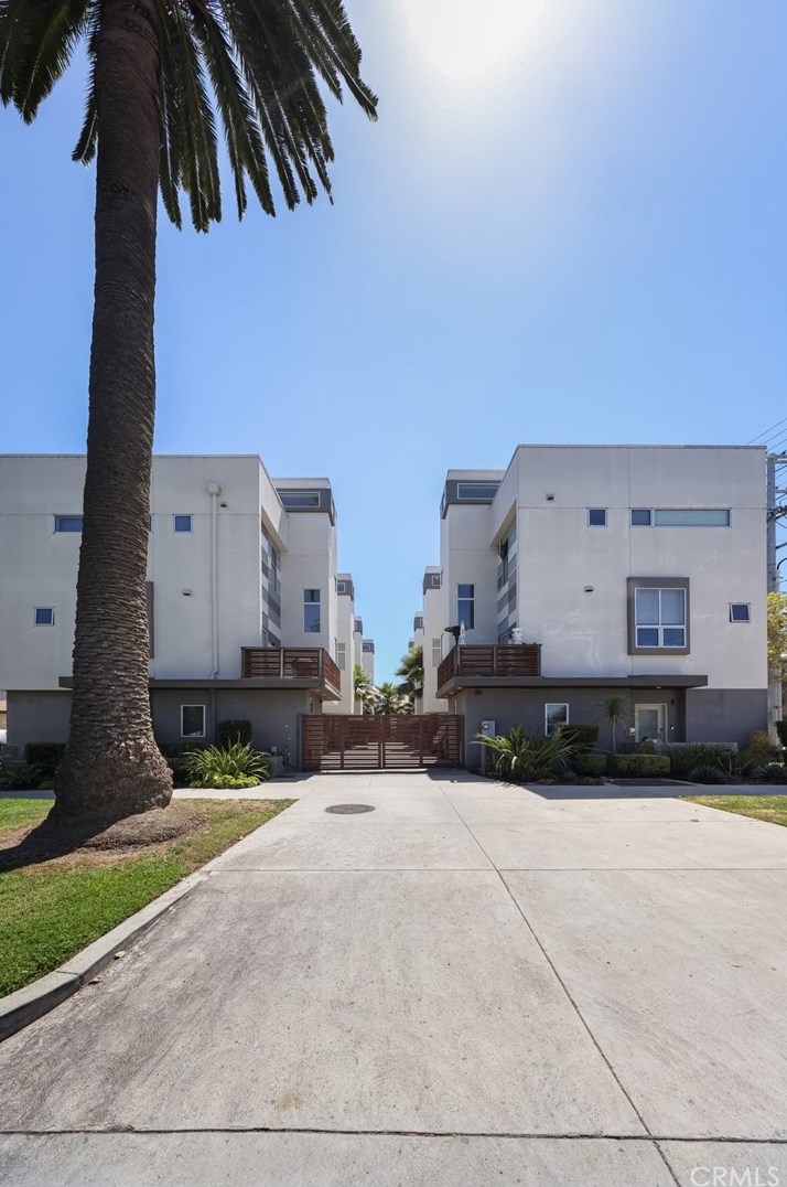 11806 Washington Pl, Los Angeles, CA 90066-4632