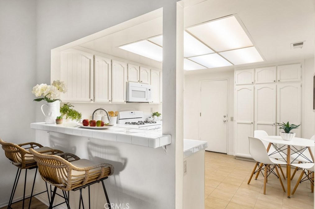 2044 Wellington Ave, Santa Ana CA 92701-3182 exterior