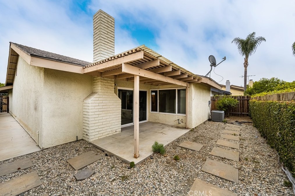 2044 Wellington Ave, Santa Ana CA 92701-3182 exterior