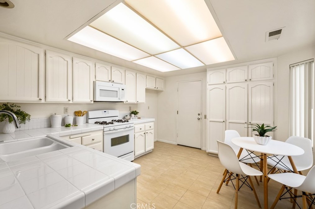 2044 Wellington Ave, Santa Ana CA 92701-3182 exterior