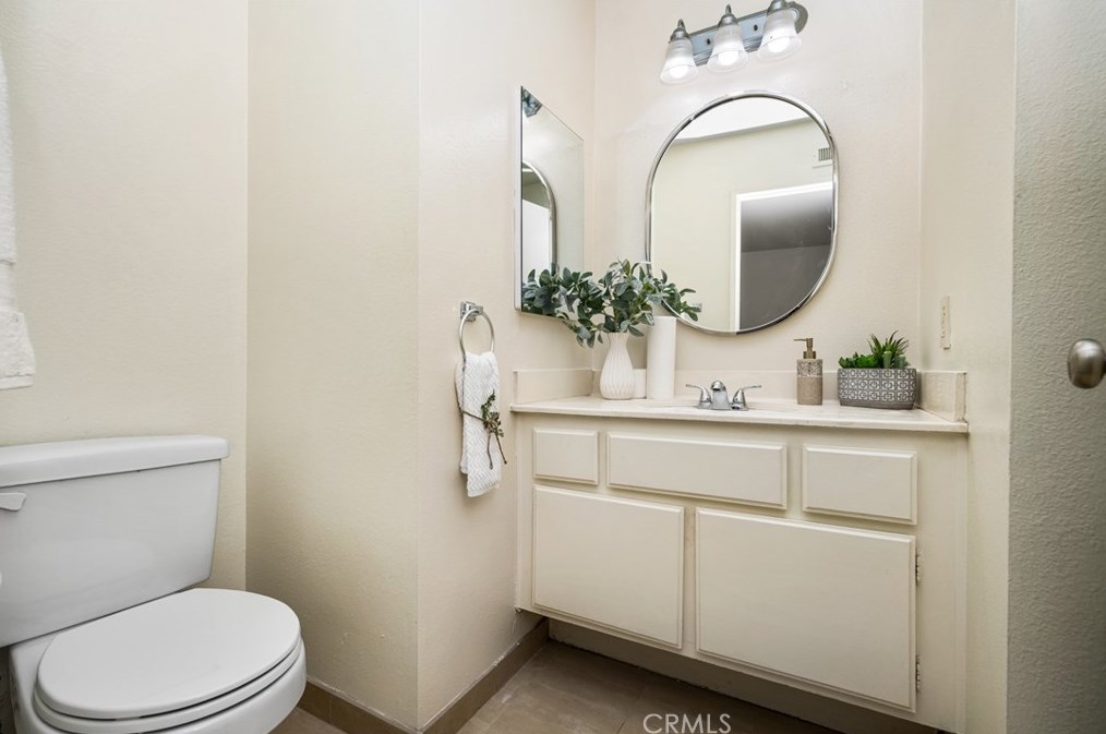 2044 Wellington Ave, Santa Ana CA 92701-3182 exterior