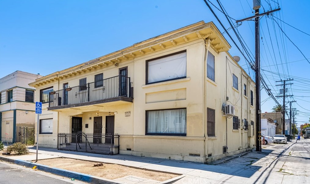218 9th St, Long Beach, CA 90813-4314