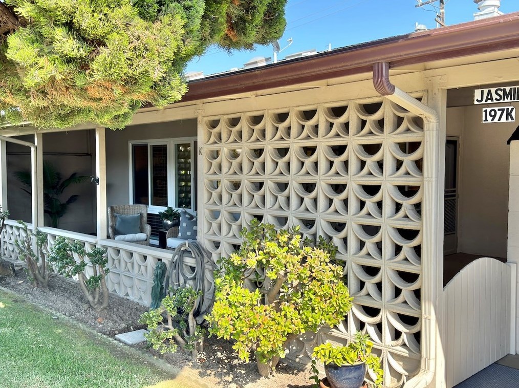 1181 Oakmont Rd, Seal Beach, CA 90740-3686