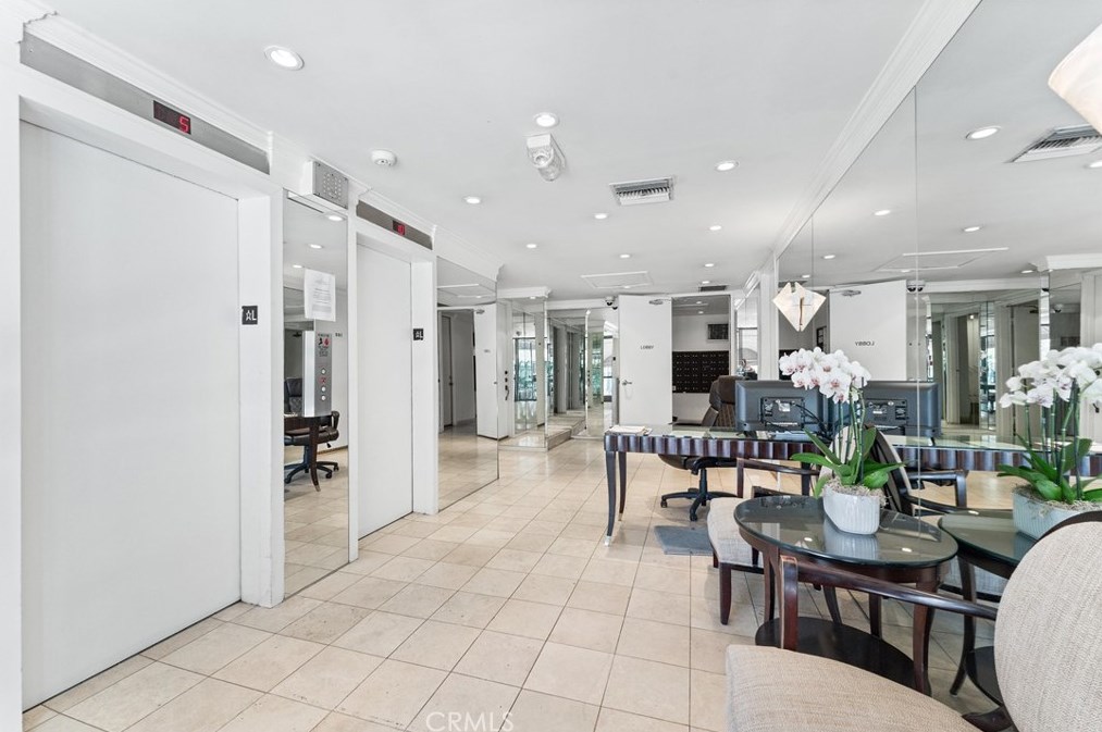 10747 Wilshire Blvd, Los Angeles CA  90024-1300 exterior