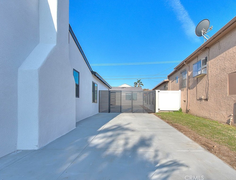 9236 Hobart Blvd, Los Angeles CA  90047-3820 exterior