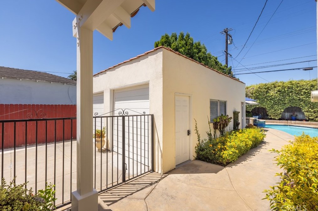 3615 Lime Ave, Long Beach CA  90807-4143 exterior