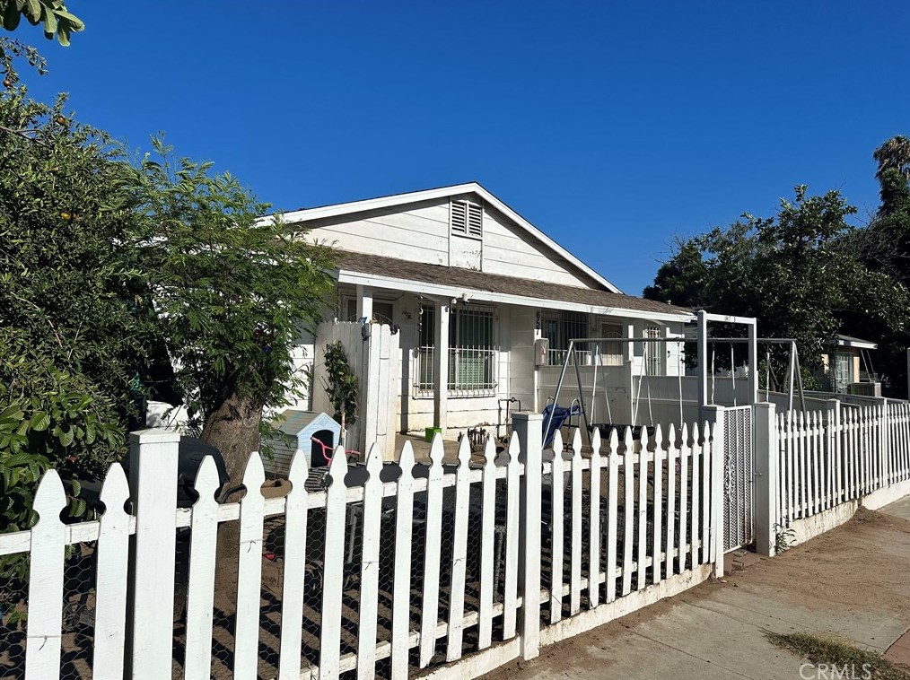 657 S Olive Ave, Rialto, CA 92376