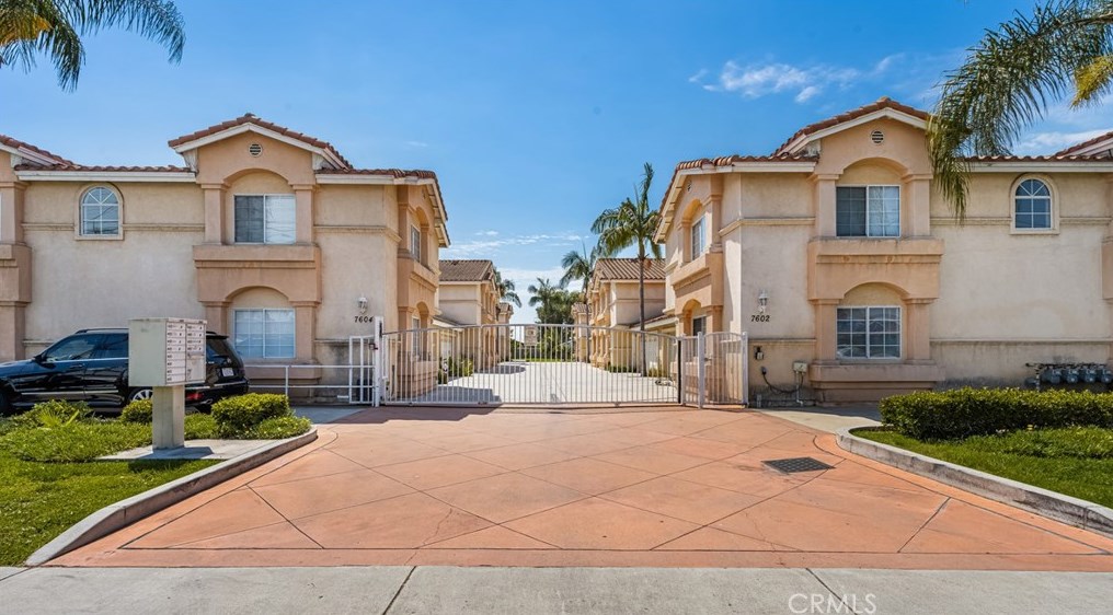 7604 Stewart And Gray Rd, Downey CA  90241-4650 exterior