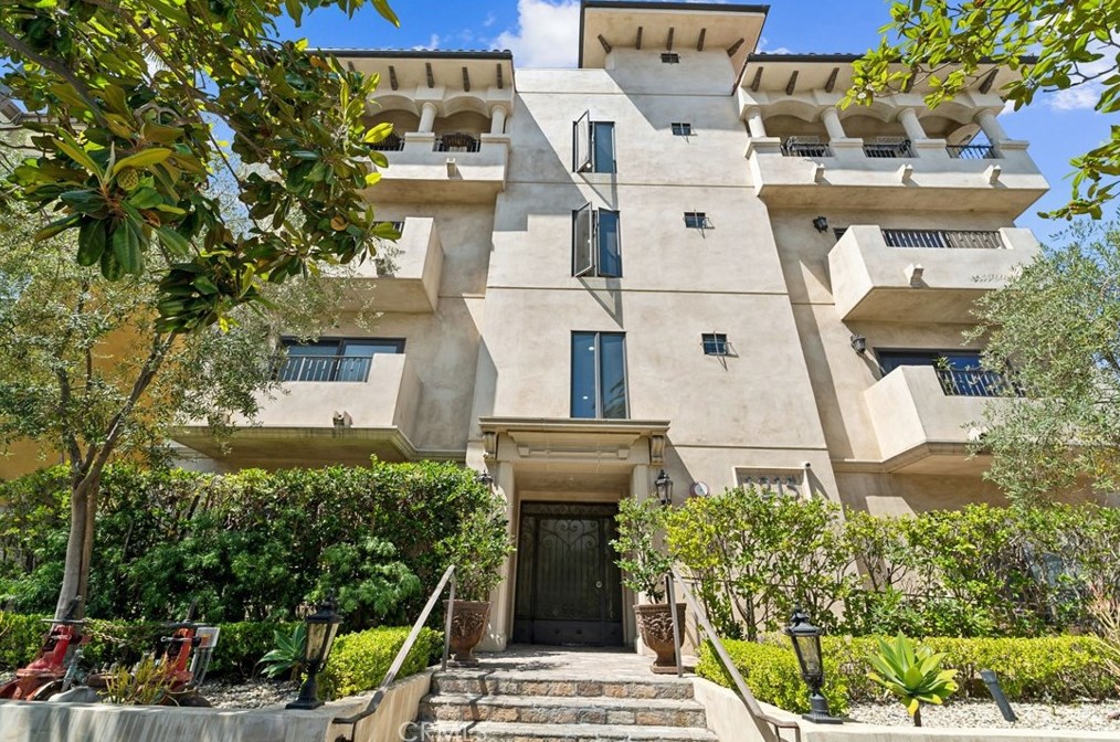 1215 Armacost Ave, Los Angeles, CA 90025-1443