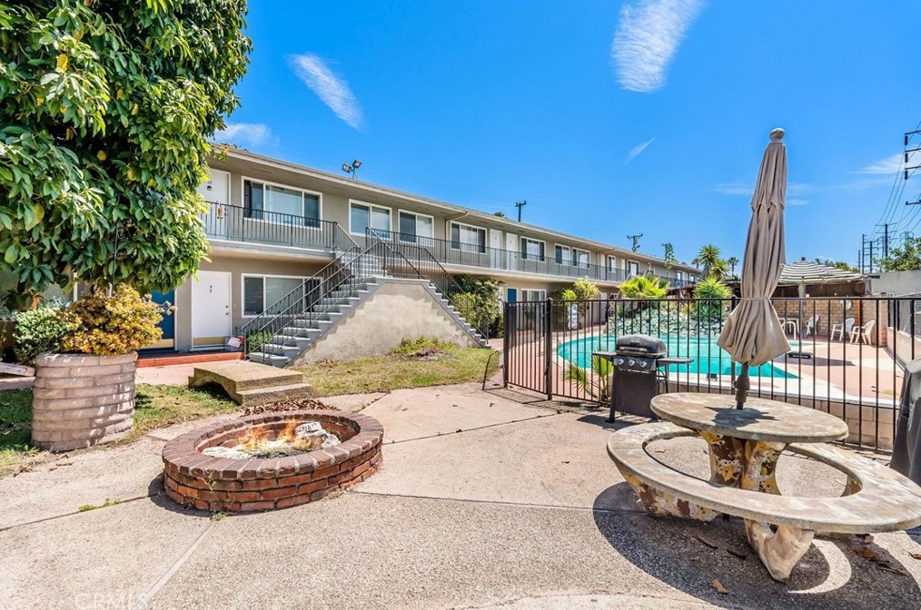 1620 Maple Ave, El Segundo CA  90245-3346 exterior