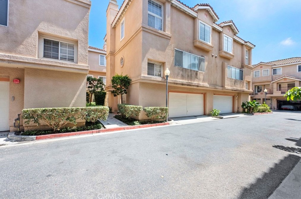 14075 Lemoli Ave, Hawthorne, CA 90250-8852