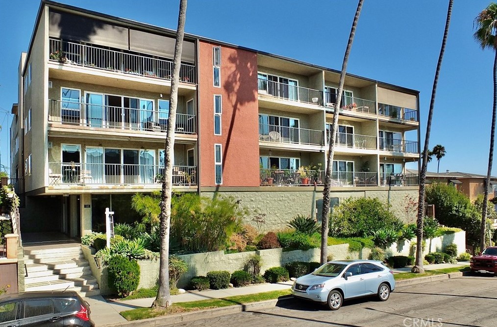 110 Termino Ave, Long Beach CA  90803-2881 exterior