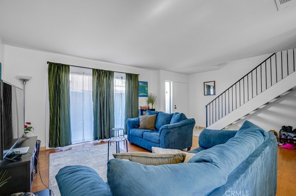 8041 70th St, Paramount, CA 90723-5401