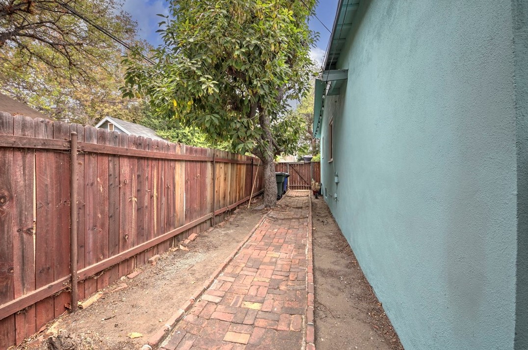 626 Columbia Ave, Pomona CA  91767-4030 exterior