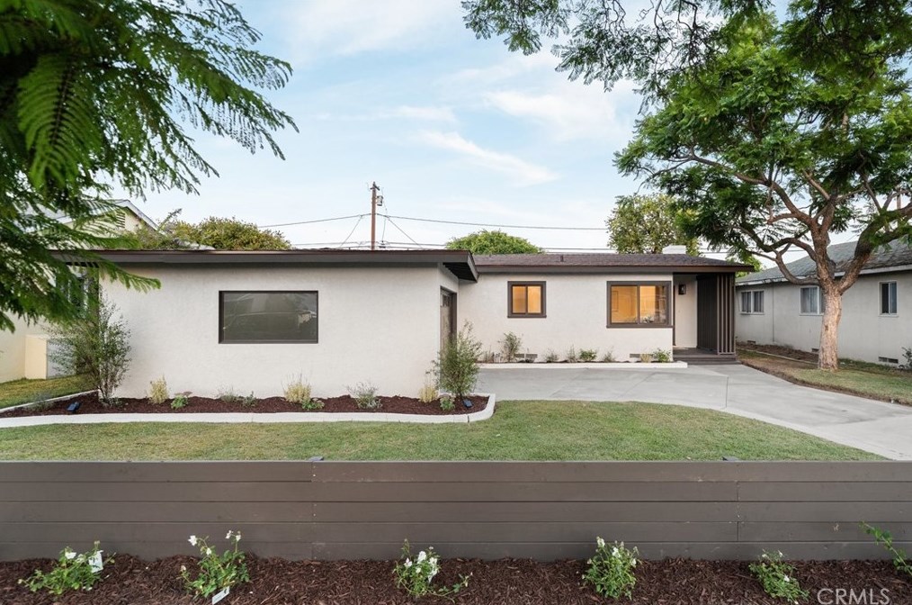 2254 Albury Ave, Long Beach, CA 90815-2104