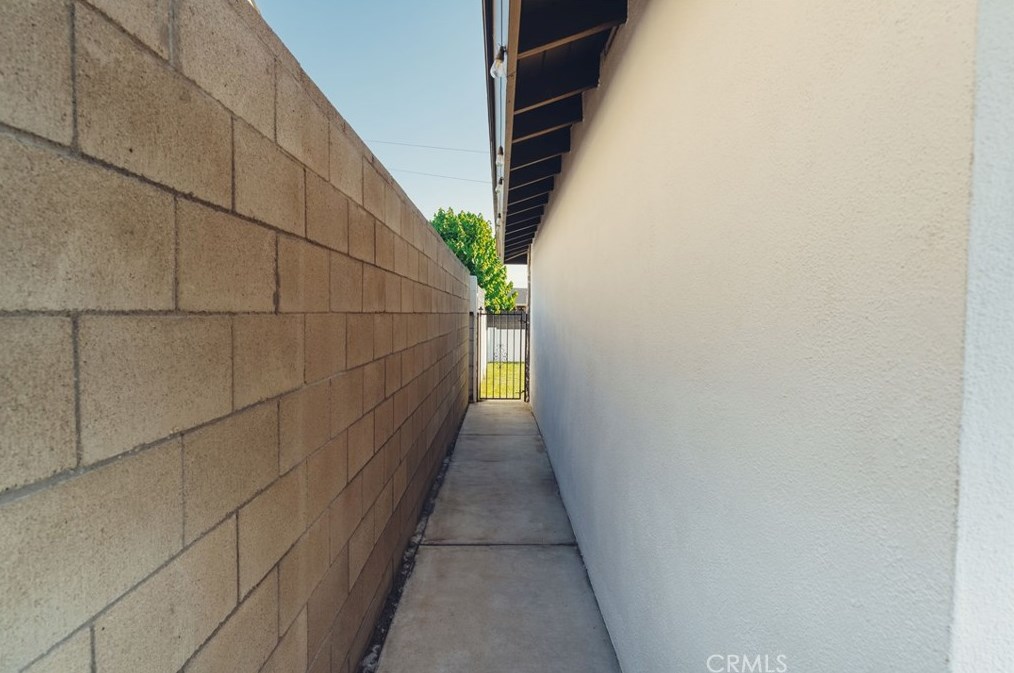 1425 Avalon Ave, Santa Ana CA 92705-7902 exterior