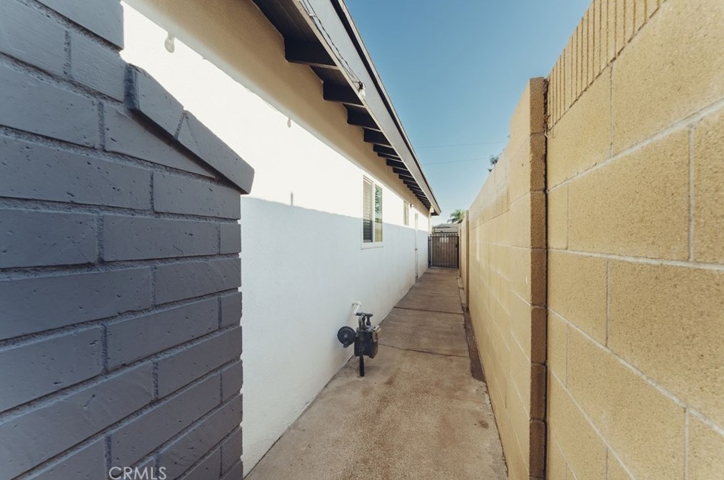 1425 Avalon Ave, Santa Ana CA 92705-7902 exterior