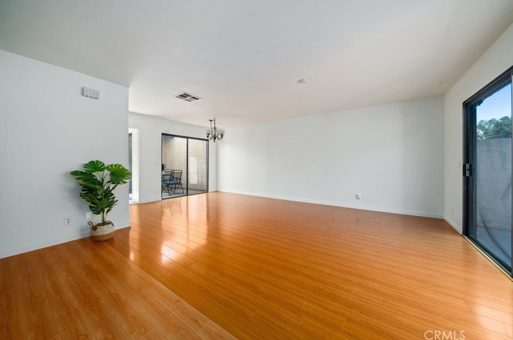 8045 70th St, Paramount, CA 90723-5445