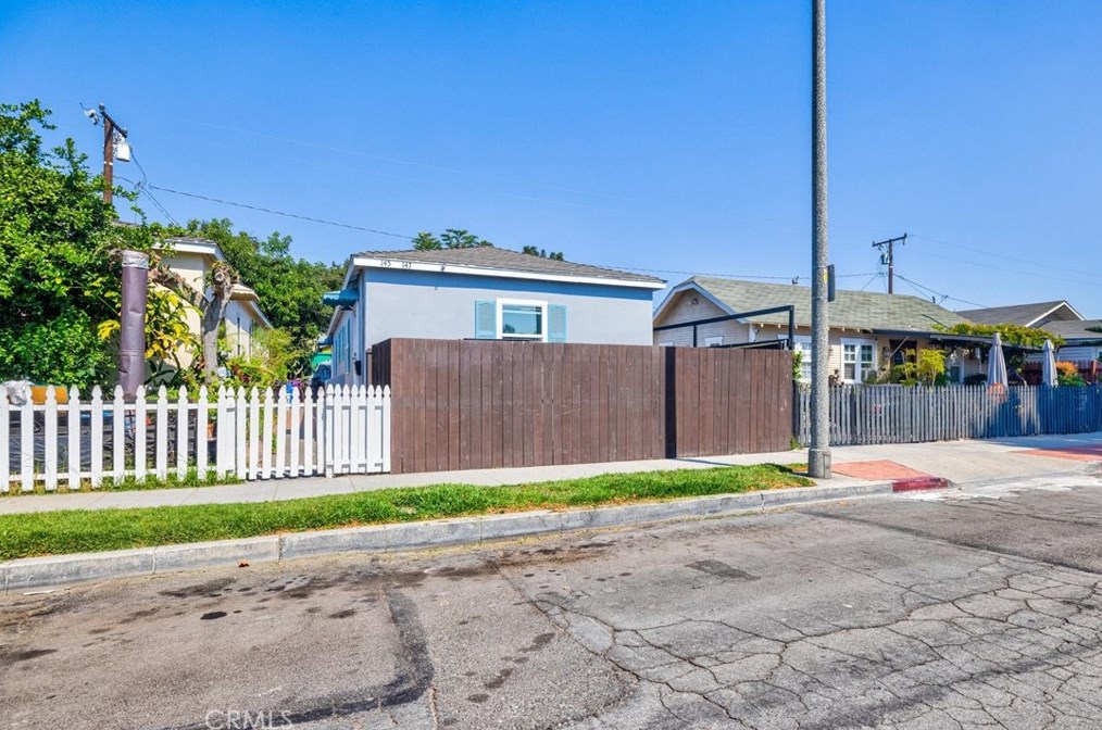 145 Pleasant St, Long Beach, CA 90805
