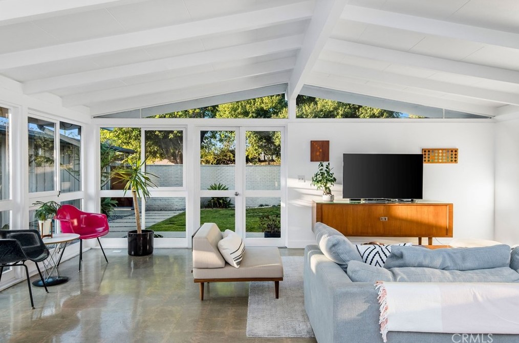 7146 Mezzanine Way, Long Beach CA  90808-4352 exterior