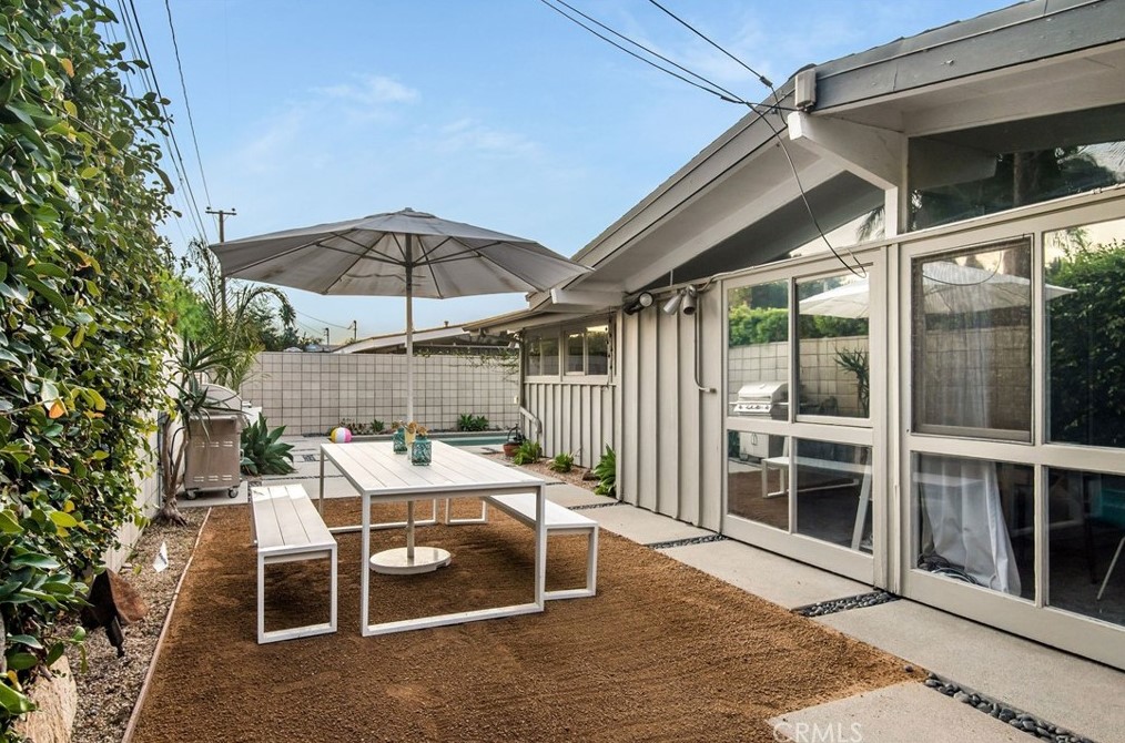 7146 Mezzanine Way, Long Beach CA  90808-4352 exterior
