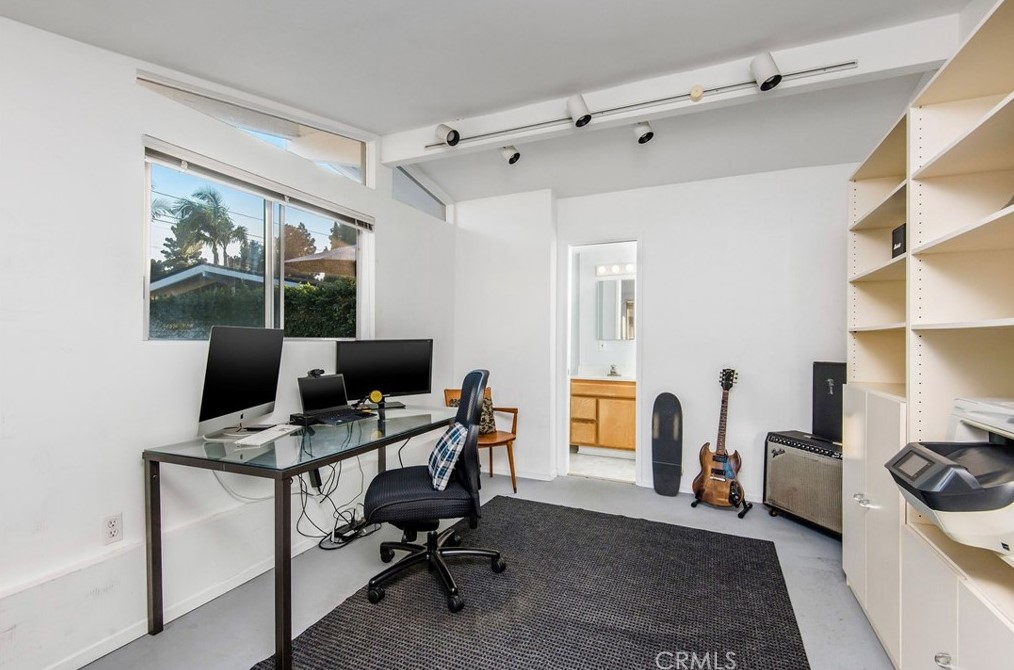 7146 Mezzanine Way, Long Beach CA  90808-4352 exterior