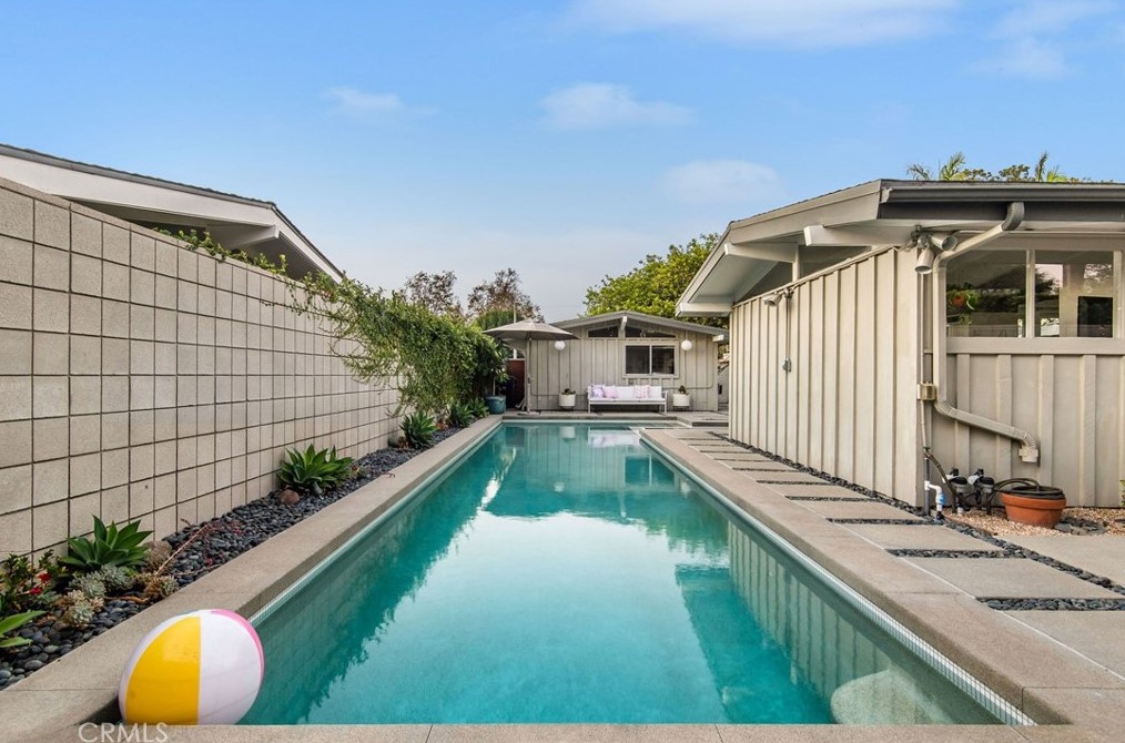 7146 Mezzanine Way, Long Beach CA  90808-4352 exterior