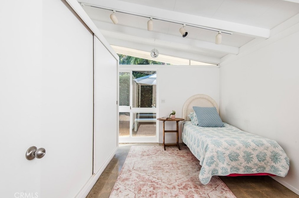 7146 Mezzanine Way, Long Beach CA  90808-4352 exterior