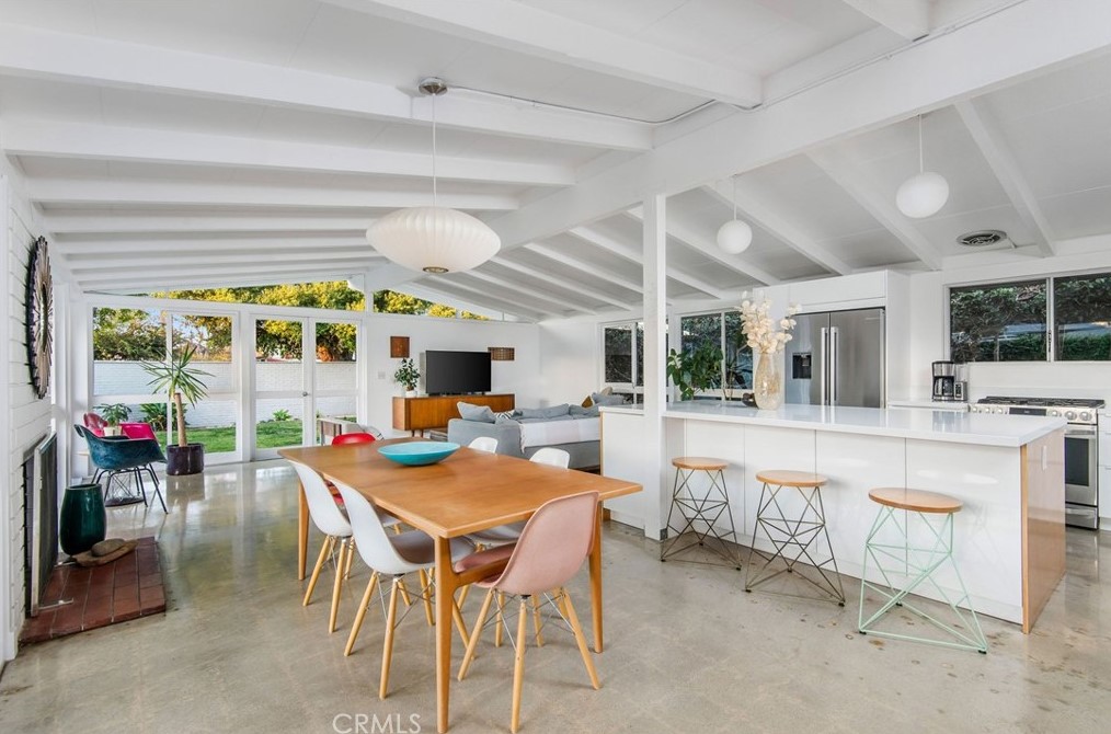 7146 Mezzanine Way, Long Beach CA  90808-4352 exterior