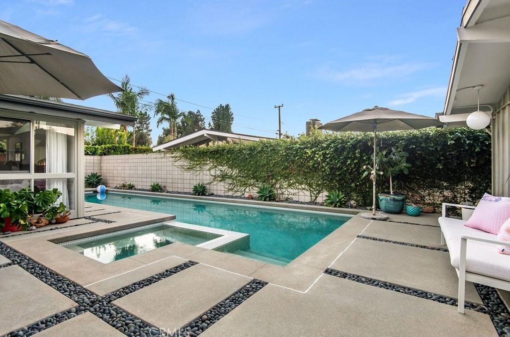 7146 Mezzanine Way, Long Beach CA  90808-4352 exterior