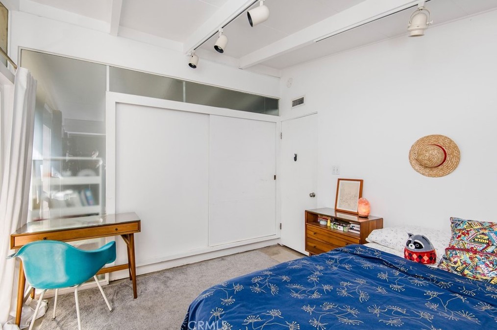 7146 Mezzanine Way, Long Beach CA  90808-4352 exterior