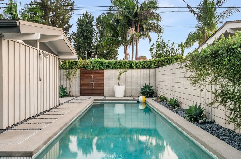 7146 Mezzanine Way, Long Beach CA  90808-4352 exterior