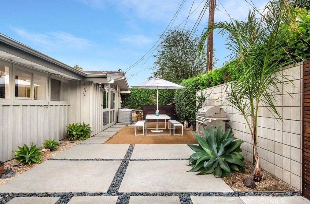 7146 Mezzanine Way, Long Beach CA  90808-4352 exterior