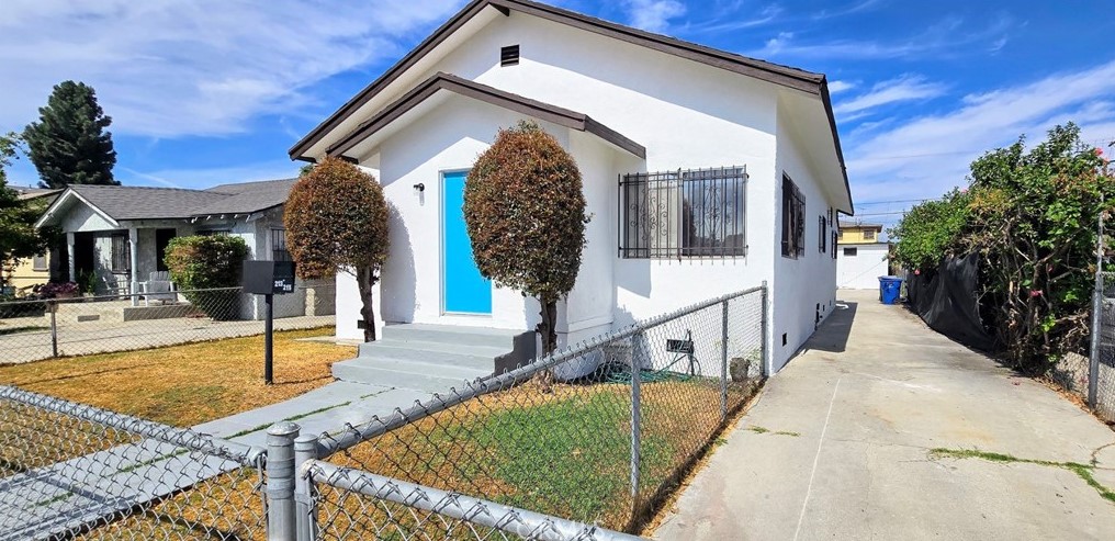 213 74th St, Los Angeles, CA 90003-2115