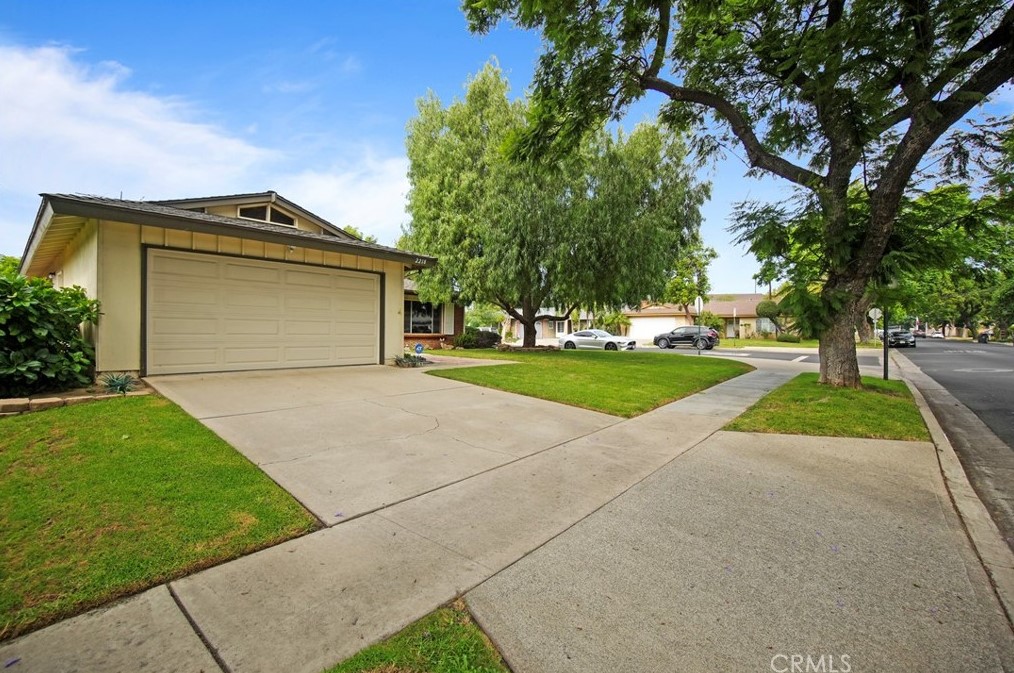 2218 Wright St, Santa Ana CA 92701-3240 exterior