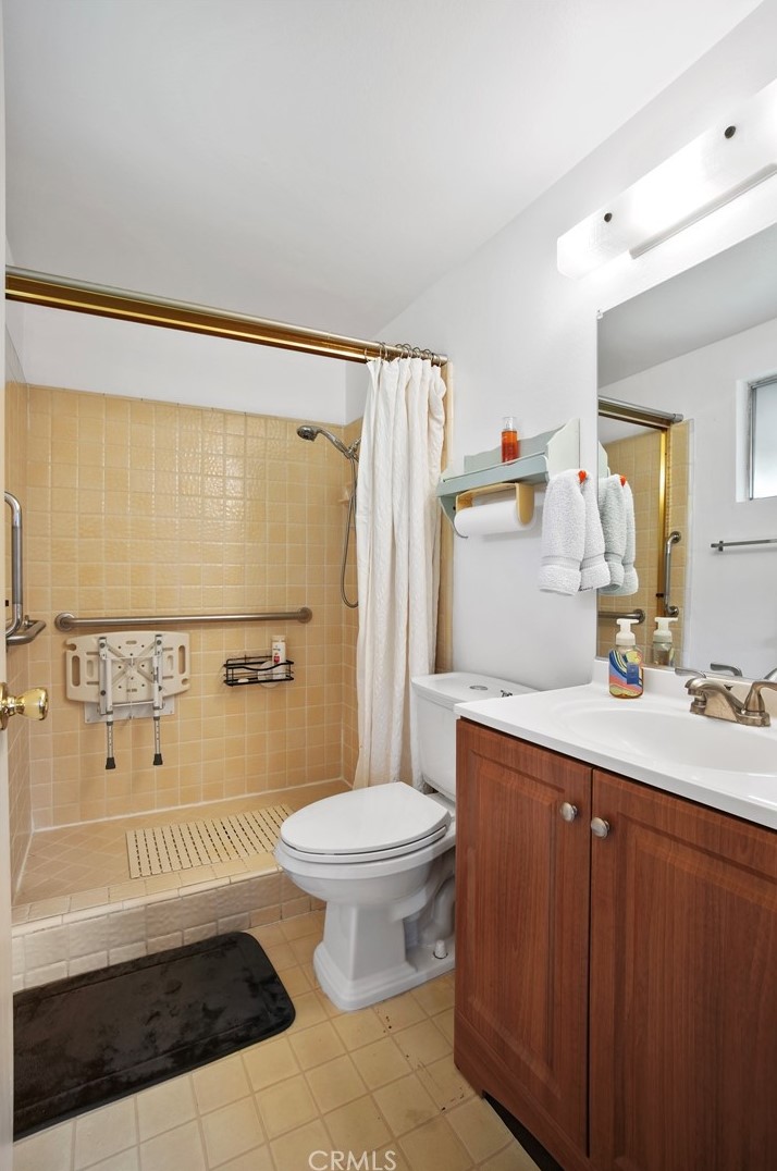 2218 Wright St, Santa Ana CA 92701-3240 exterior